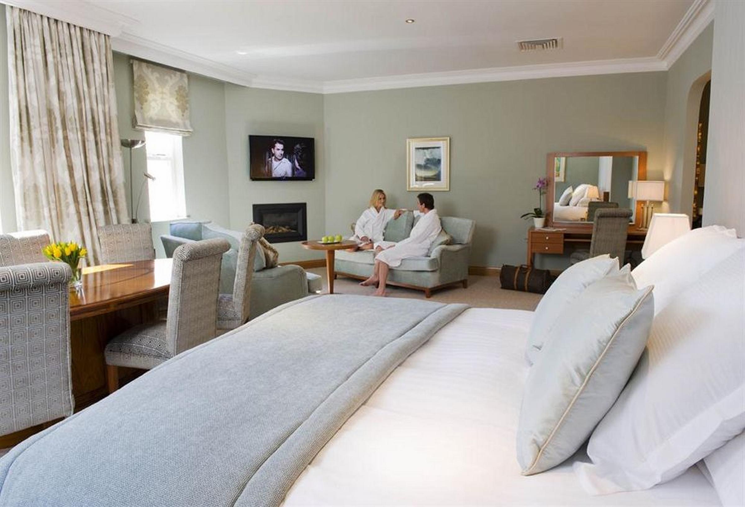 The Culloden Estate And Spa Holywood  Værelse billede A suite at the hotel
