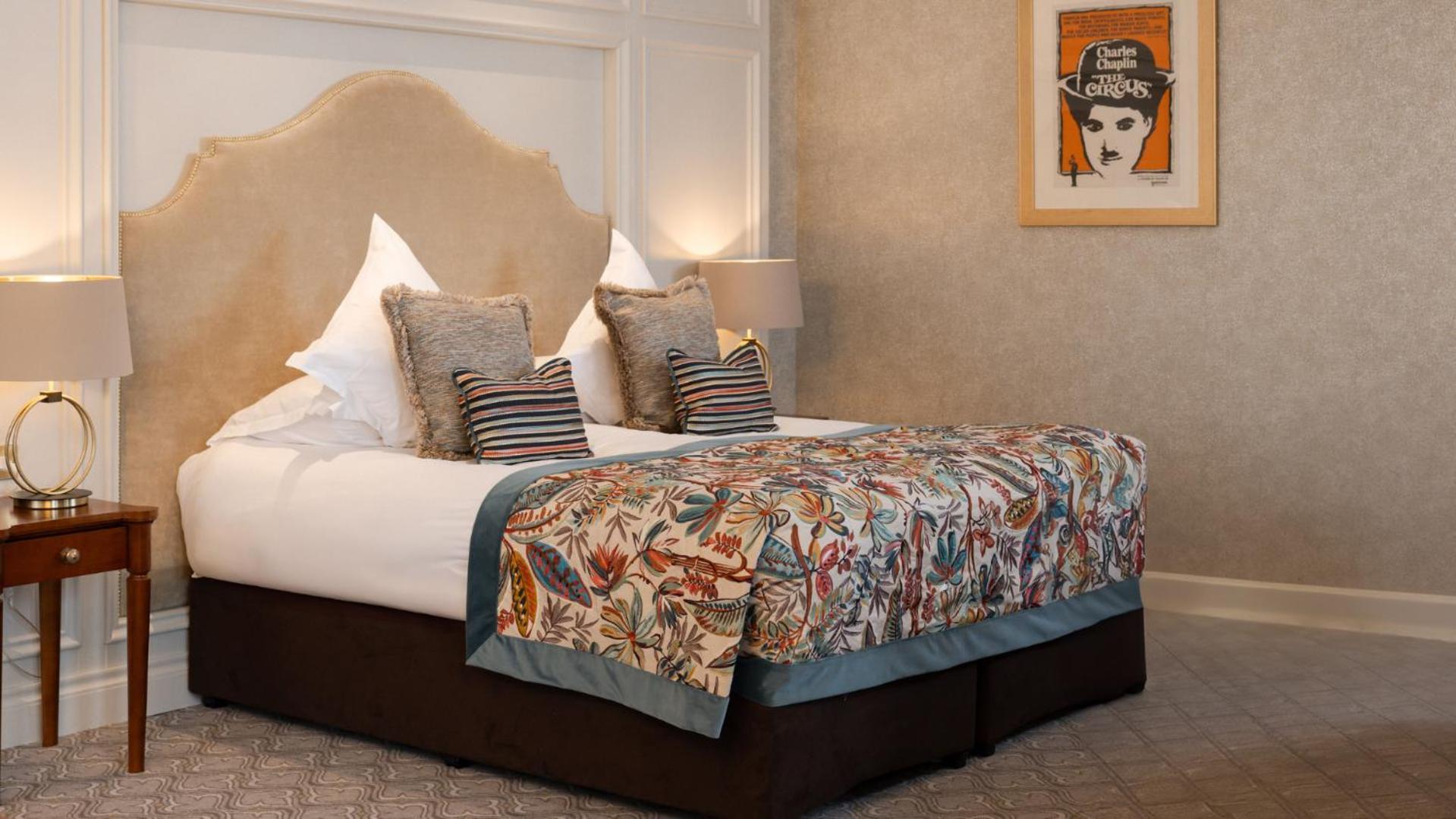 The Culloden Estate And Spa Holywood  Eksteriør billede A bed with a bed frame