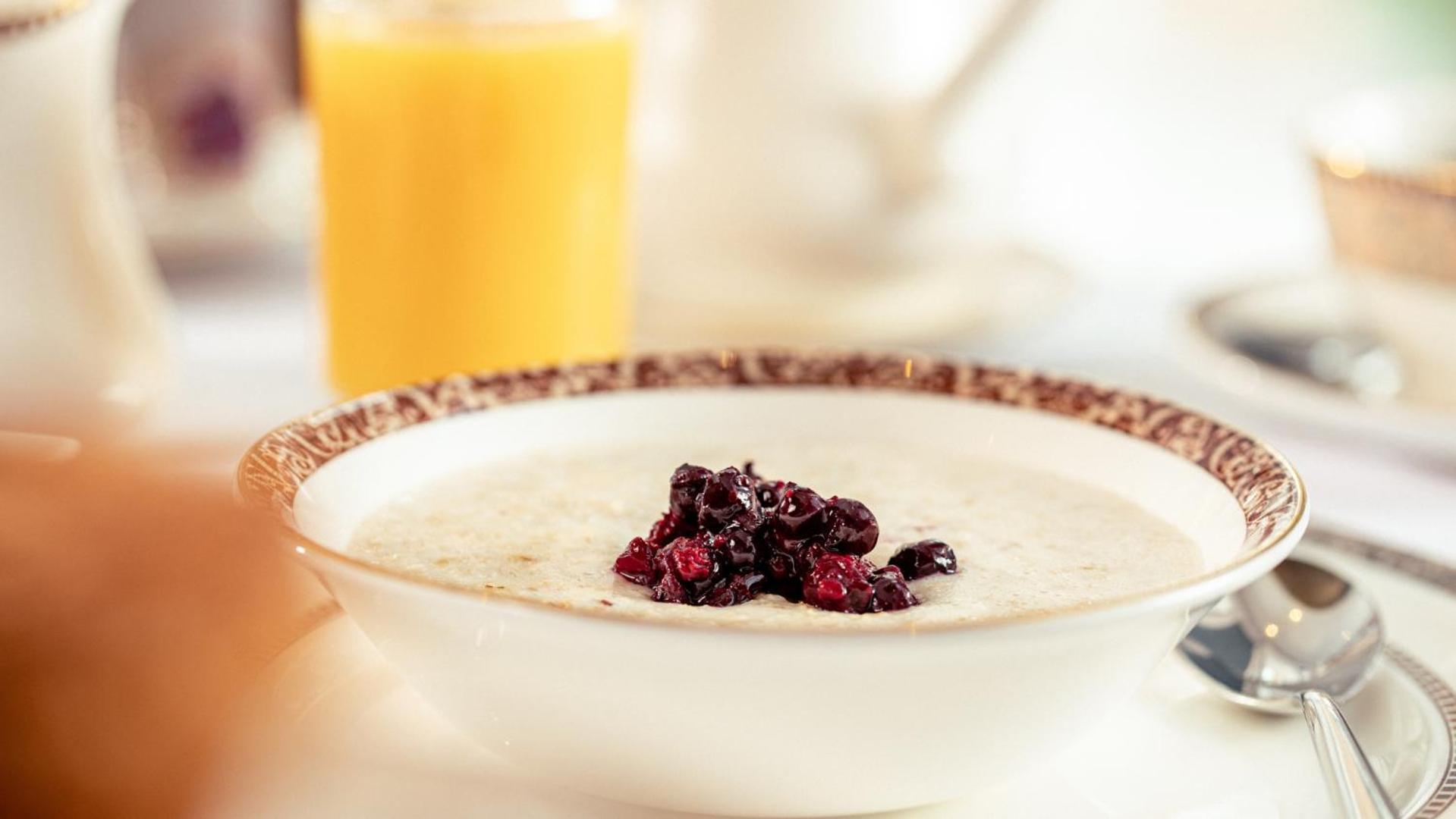 The Culloden Estate And Spa Holywood  Eksteriør billede Oatmeal with dried blueberries
